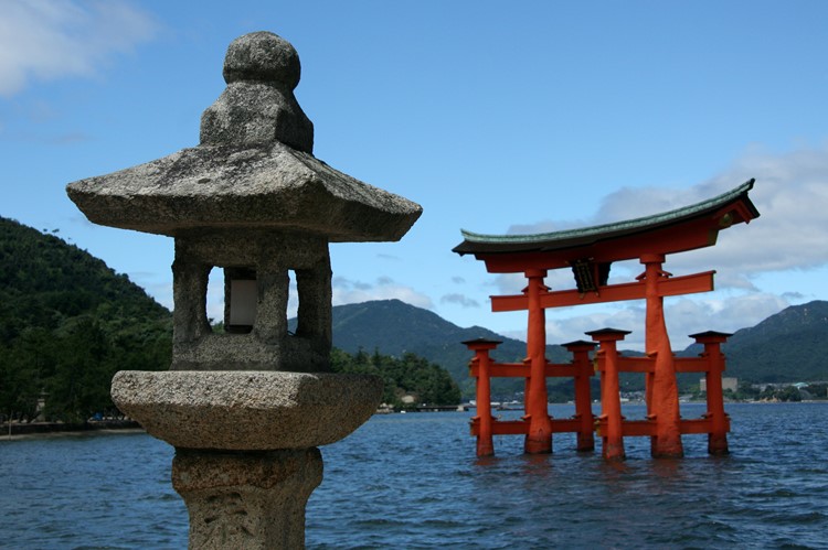 De oranje torii, de ‘drijvende’ tempelpoort van het Shinto-heiligdom Itsukushima-jinja